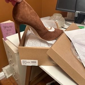 Beautiful brown suede heel!